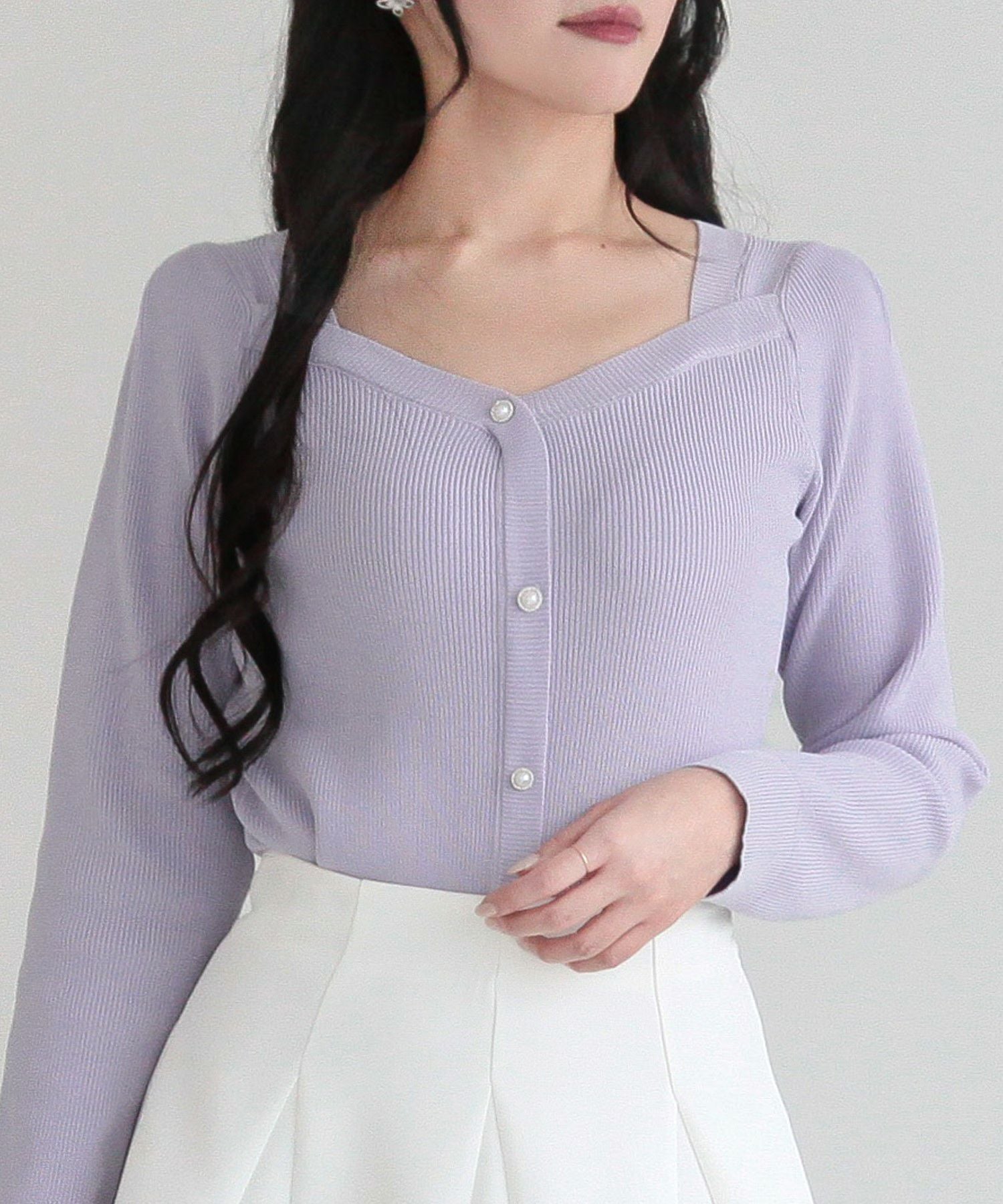 ビジューパールボタンハートネックニットトップス JB24018