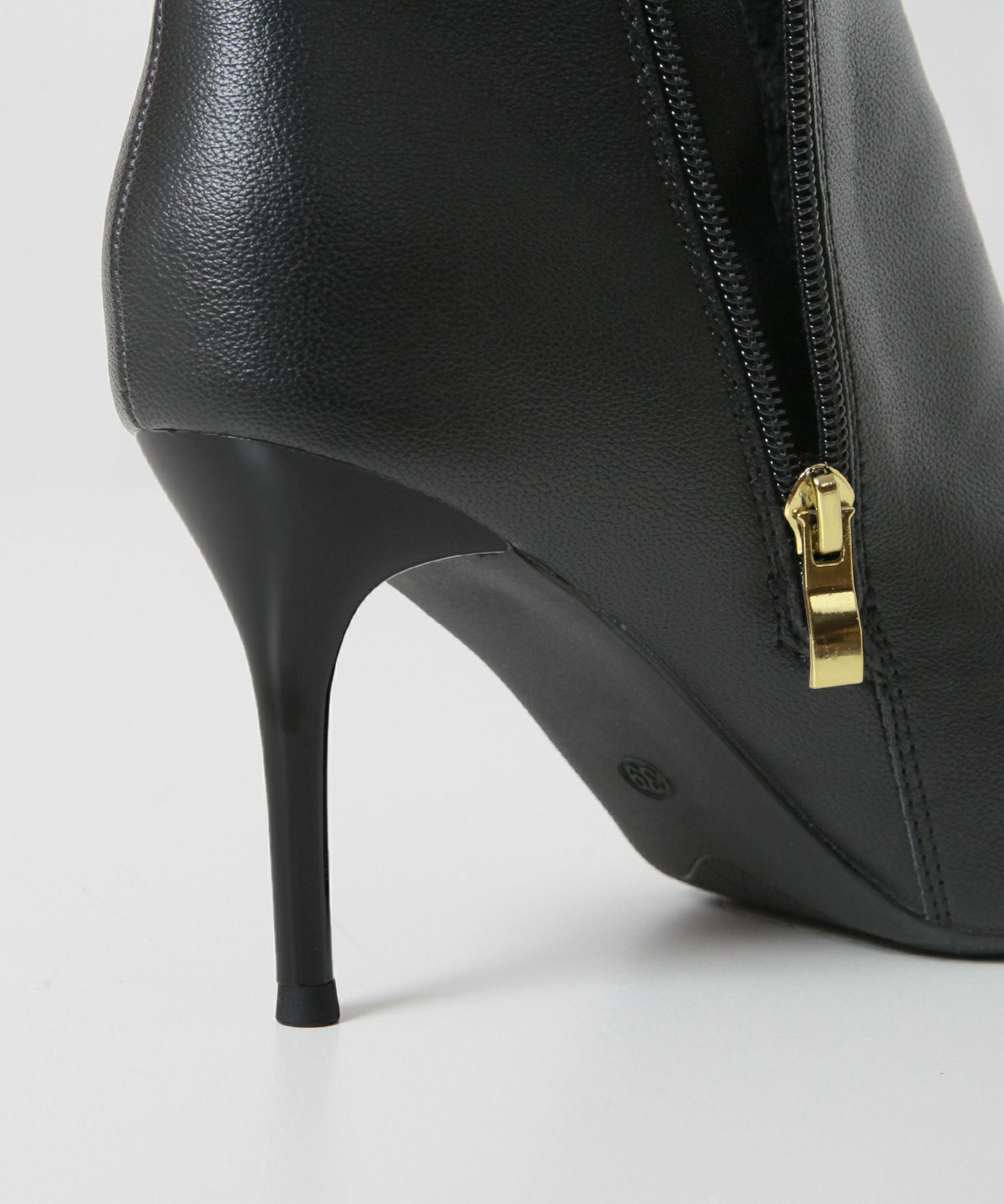 モチーフ付きショートブーツ JB24670